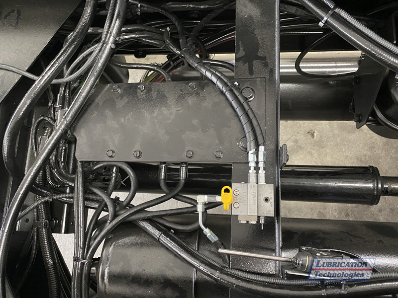 Freightliner 114SD Hooklift Plow Truck - ReliaMAX™ Automatic Lubrication System