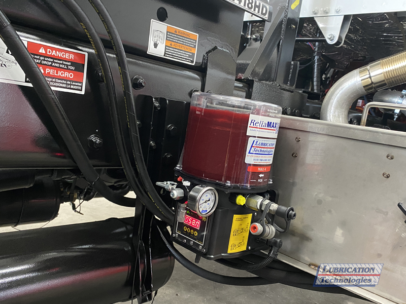 Freightliner 114SD Hooklift Plow Truck - ReliaMAX™ Automatic Lubrication System