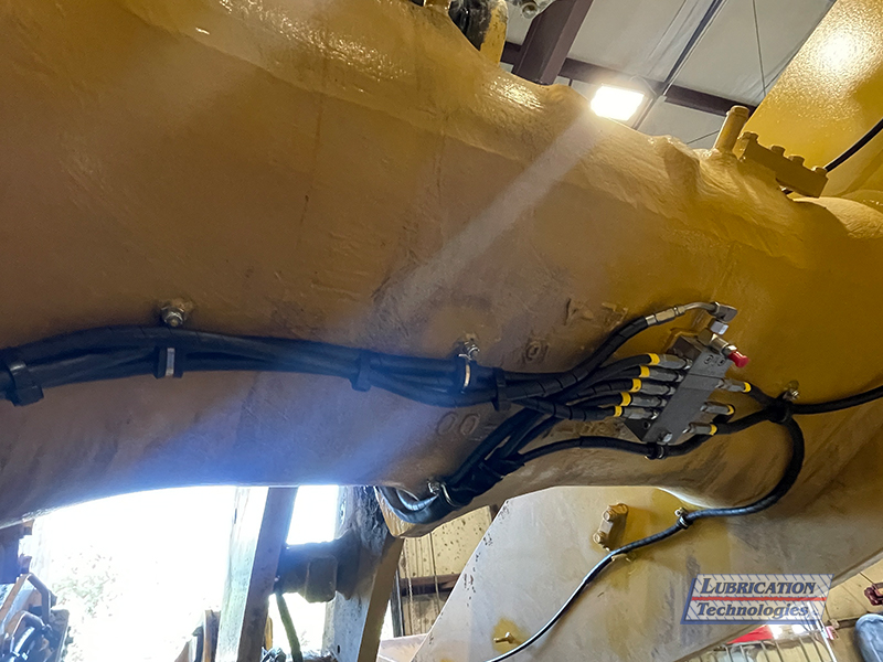 CAT 962M Wheel Loader ReliaMAX™ Automatic Lubrication System Installation