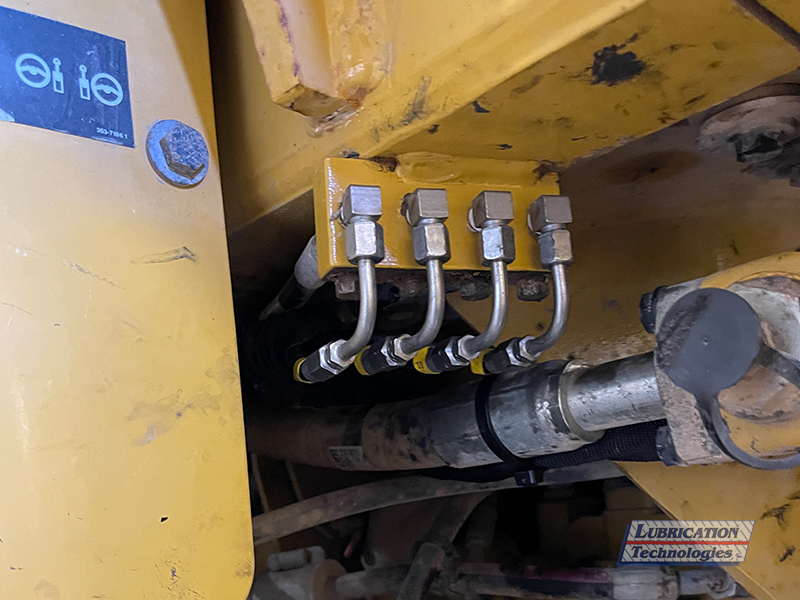 CAT 962M Wheel Loader ReliaMAX™ Automatic Lubrication System Installation