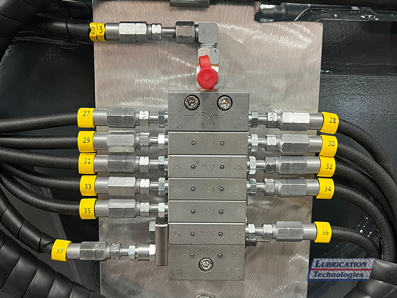 John Deere 410P Backhoe - ReliaMAX™ Automatic Lubrication System Installation