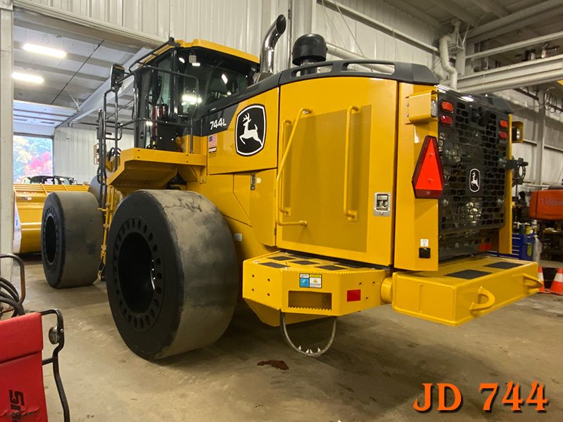John-Deere-744-1-800x600
